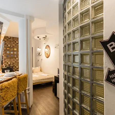 Cheerful Downtown Апартаменты *