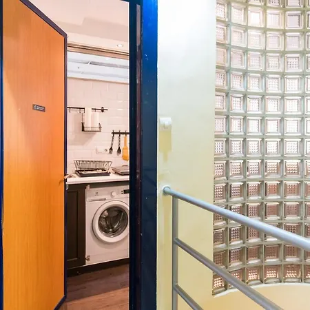 Cheerful Downtown Apartment *